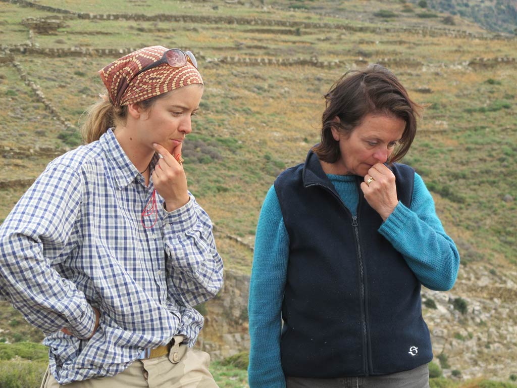 From left: Kristen Mann (trench supervisor of excavation area 4 in 2013) and Lesley Beaumont considering the trench in 2012. 
