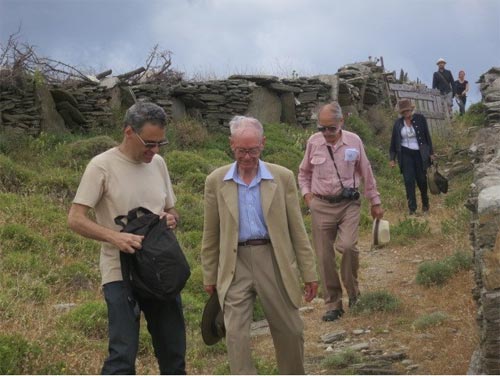 L-R: Stavros Paspalas, Professor Cambitoglou and others returning from Zagora