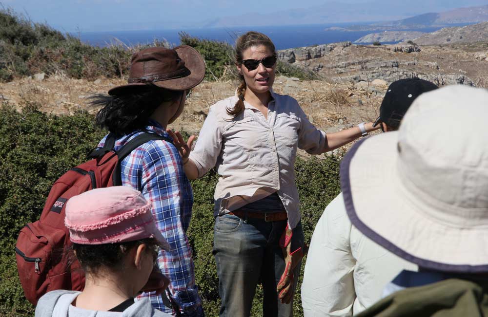 Ivana Vetta addressing the group at her excavation area