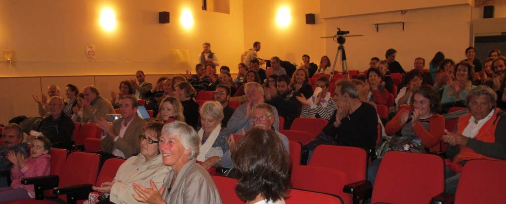 The audience applauds heartily after the presentation about the Zagora Archaeological Project