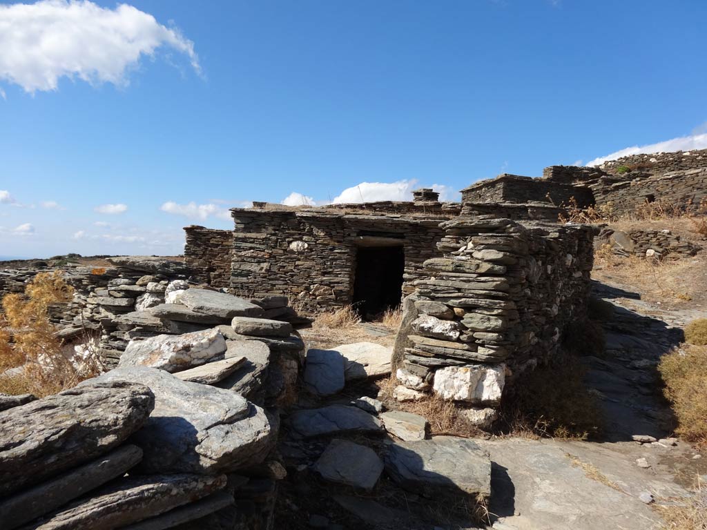 A small abandoned farmer's hut along the path to Zagora