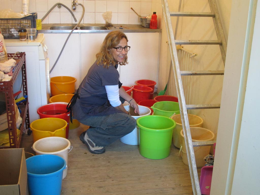 Lea Alexopoulos washing artefacts in buckets