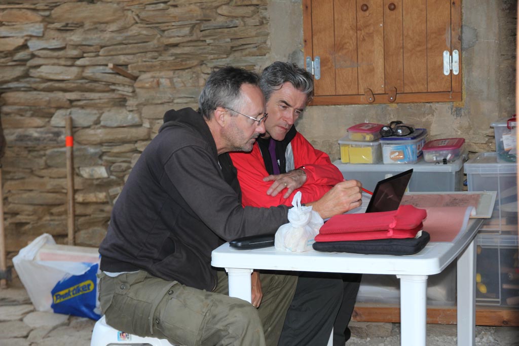 Andrew Moore briefing Paul Donnelly in the Zagora dig hut 