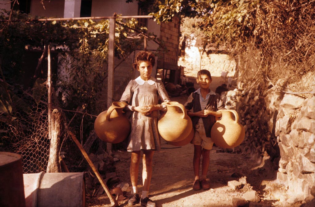 Children with water jars: Heidicon - Roland Hampe archives image id: 132273